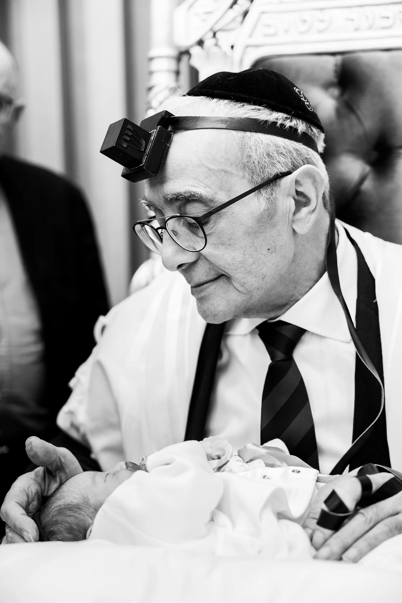 Le grand-père et ses téfilines, en noir et blanc