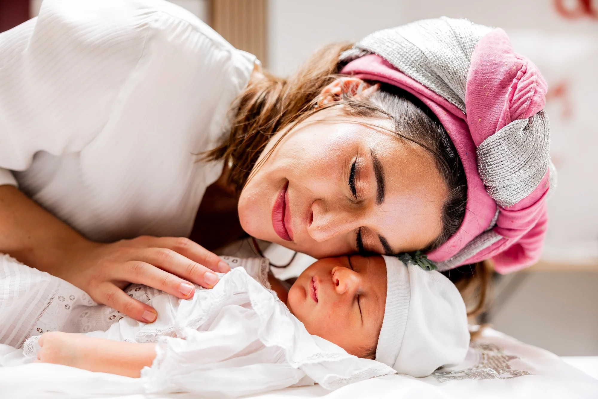 Le visage de maman contre bébé