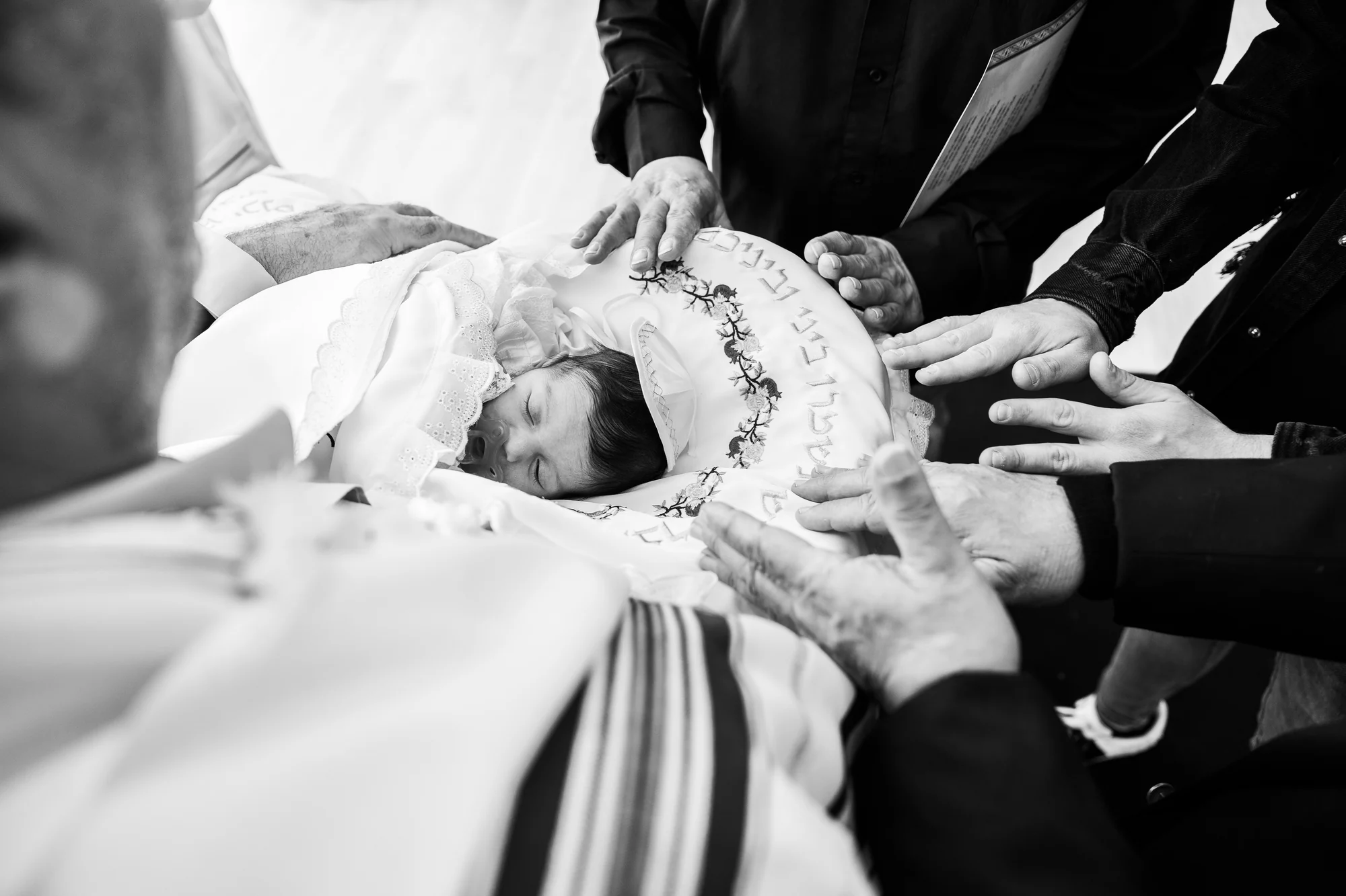 Les mains qui bénissent, en noir et blanc