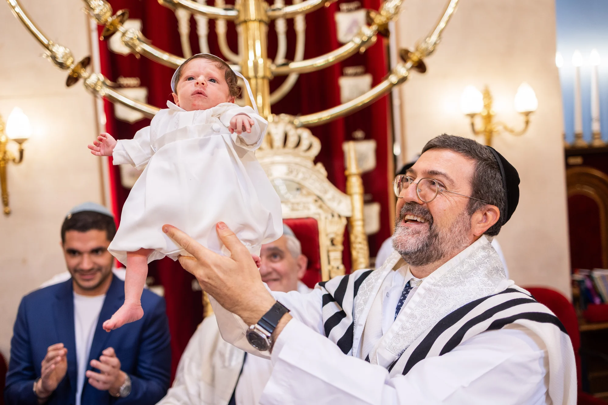 Bébé élevé devant l'arche sainte