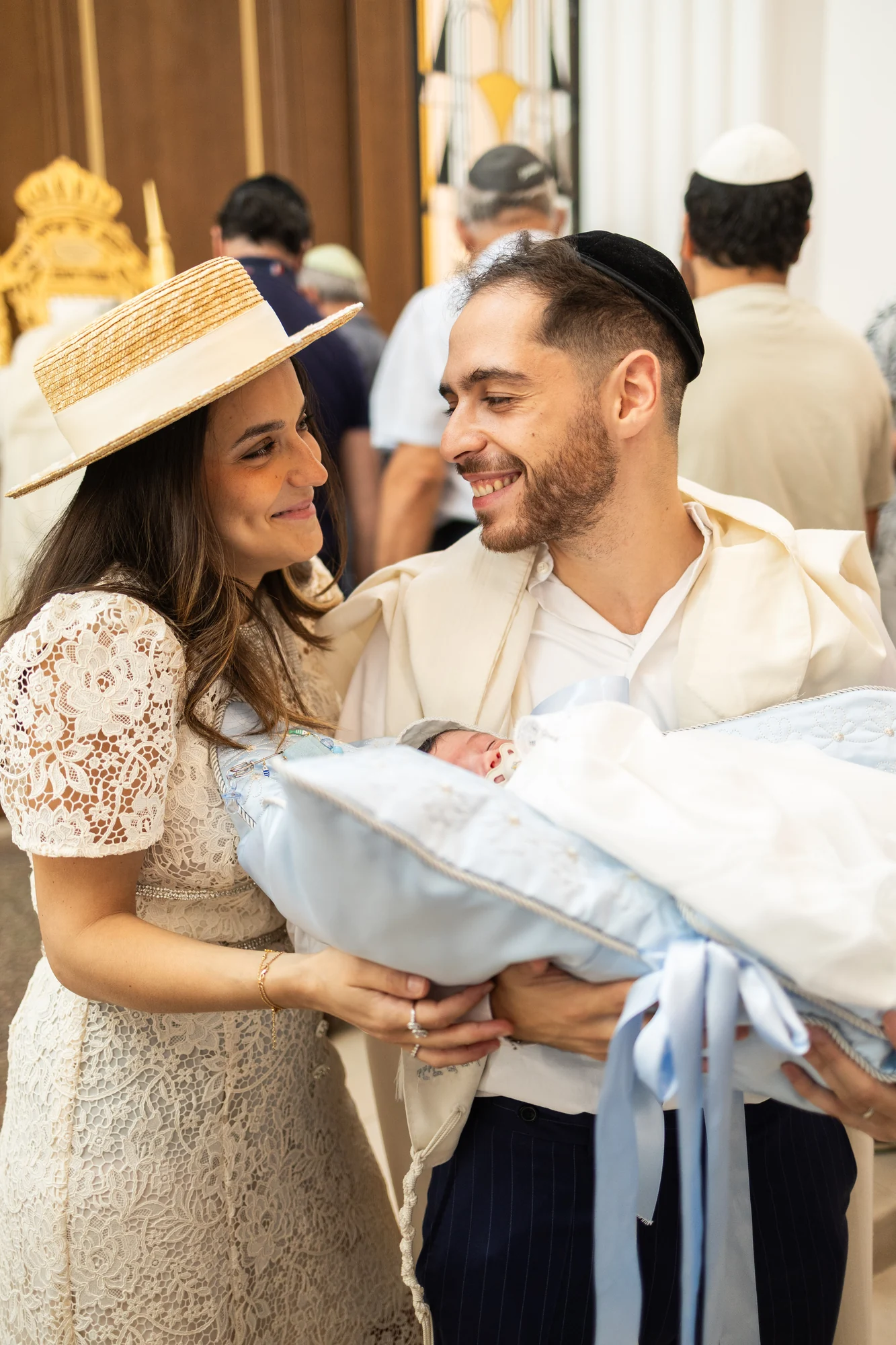 Les parents présentent bébé